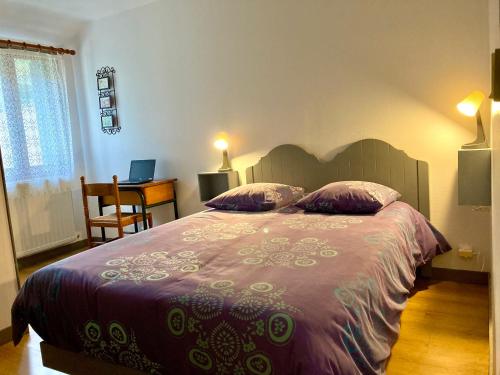 sypialnia z dużym łóżkiem i biurkiem w obiekcie Logisfontainebleau w mieście Villiers-sous-Grez