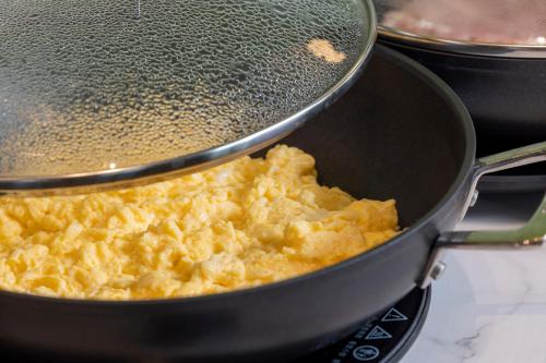 una sartén llena de comida en una estufa en Hotel Louis II, en París