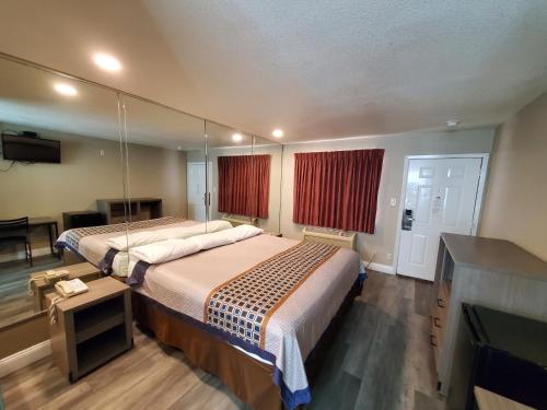 Ένα ή περισσότερα κρεβάτια σε δωμάτιο στο River Inn Motel