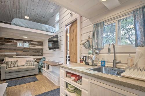 uma cozinha numa pequena casa com um lavatório e um sofá em Unique Stay Tiny Everest San Antonio Home! em San Antonio