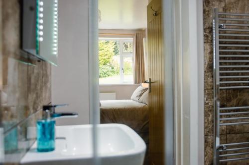 A bathroom at Silverlands Guest House