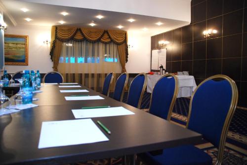 a conference room with a table and chairs and a table and chairsktop at Hotel Prahova Plaza in Ploieşti