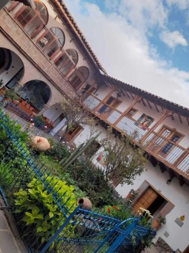 un bâtiment avec une bande de plantes sur son côté dans l'établissement Terra Sagrada Cusco, à Cusco