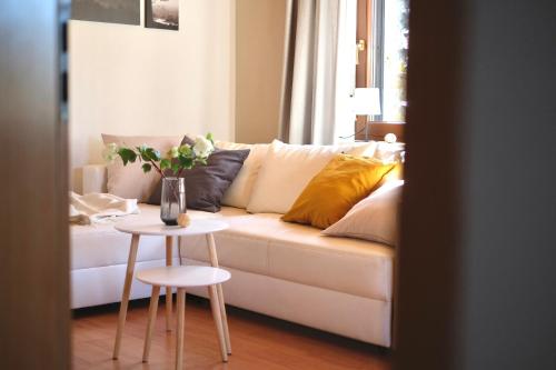 sala de estar con sofá blanco y mesa en Ferienhaus am Hainberg en Colditz