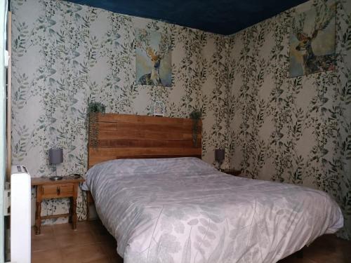 a bedroom with a bed and floral wallpaper at Casa Serrana in Quesada