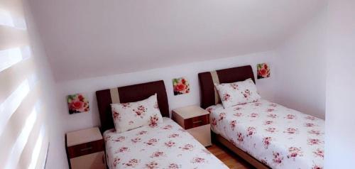 1 dormitorio con 2 camas y 2 almohadas en VISOKO Room en Visoko