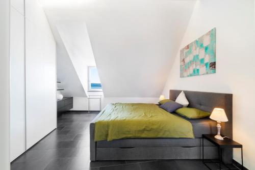 sypialnia z łóżkiem w białym pokoju w obiekcie Ferienwohnung Riviera w mieście Überlingen