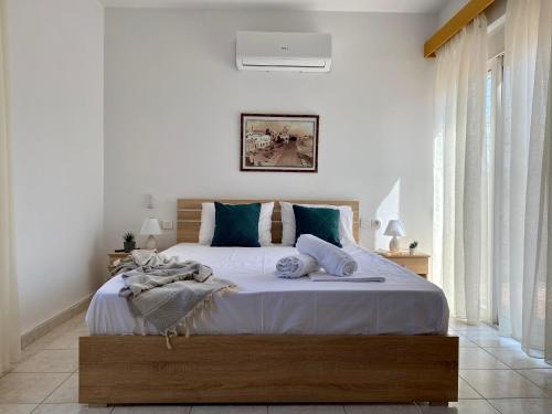 1 dormitorio con 1 cama grande con almohadas azules en Peaceful Apartment, in the nature, with yard "3" en Zipárion