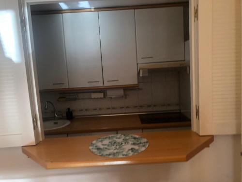 eine Küche mit weißen Schränken und einem Teppich auf der Theke in der Unterkunft Apartamento céntrico in Madrid