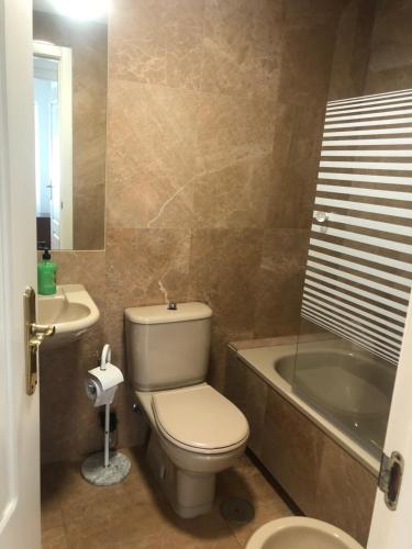 ein Badezimmer mit einem WC, einem Waschbecken und einer Badewanne in der Unterkunft Apartamento céntrico in Madrid