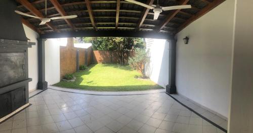 een lege hal van een huis met een groene tuin bij CasaLolaMora in Yerba Buena
