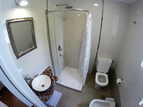W łazience znajduje się prysznic, umywalka i toaleta. w obiekcie CasaLolaMora w mieście Yerba Buena