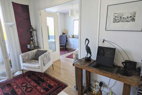 - un salon avec un oiseau sur une table dans l'établissement Charming bright T2 balcony parking telework, à Annecy