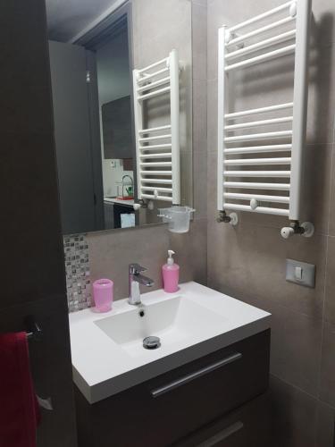 a bathroom with a white sink and a mirror at Depto. estudio con vista al mar in Viña del Mar