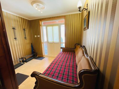 een slaapkamer met een bed in een kamer met een raam bij Botanica Deluxe Vendégház - Finnish Sauna in Siófok