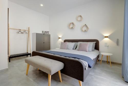 1 dormitorio con 1 cama grande y 1 taburete en Perfect Location, Idyllic 2BR Apartment, en Sliema