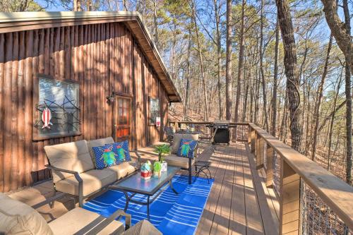 Μπαλκόνι ή βεράντα στο Scenic Greers Ferry Cabin with Deck and Fire Pit!