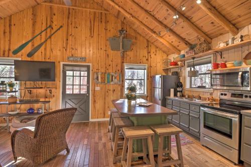 Η κουζίνα ή μικρή κουζίνα στο Scenic Greers Ferry Cabin with Deck and Fire Pit!