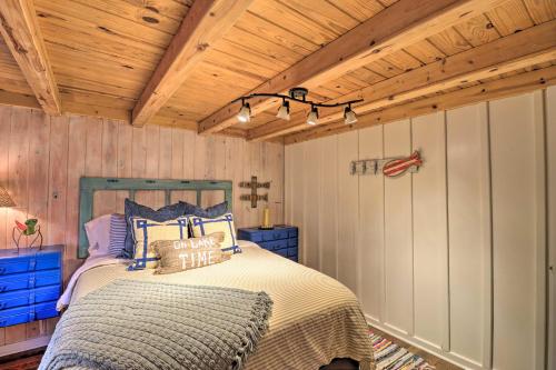 Ένα ή περισσότερα κρεβάτια σε δωμάτιο στο Scenic Greers Ferry Cabin with Deck and Fire Pit!