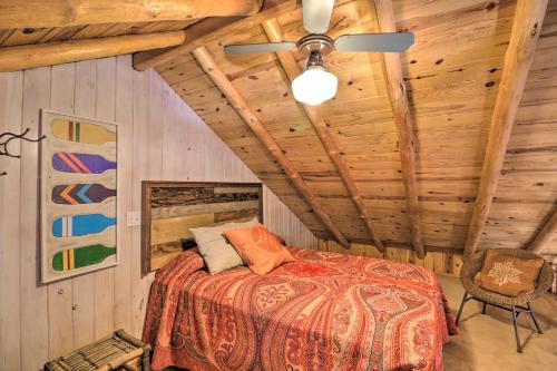 Ένα ή περισσότερα κρεβάτια σε δωμάτιο στο Scenic Greers Ferry Cabin with Deck and Fire Pit!