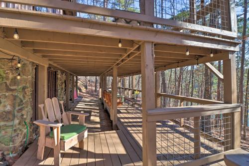 Μπαλκόνι ή βεράντα στο Scenic Greers Ferry Cabin with Deck and Fire Pit!