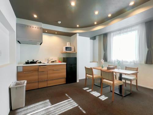 een keuken en eetkamer met een tafel en stoelen bij Hotel S-Presso Central - Vacation STAY 9445 in Osaka
