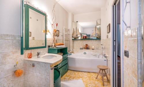 y baño con bañera, lavamanos y bañera. en B&B LA VILLA en Forlì