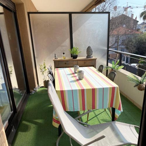 T2 proche de la gare, à 10 minutes à pieds de la Croisette, piscine & parking dans résidence de haut standing