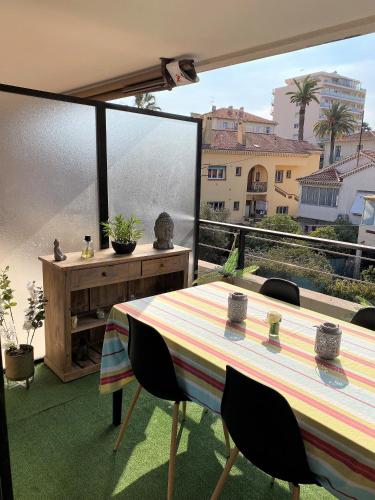 T2 proche de la gare, à 10 minutes à pieds de la Croisette, piscine & parking dans résidence de haut standing