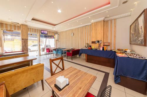 un restaurant avec une table et des chaises ainsi qu'une salle à manger dans l'établissement Vefa Hotel&Suites, à Istanbul