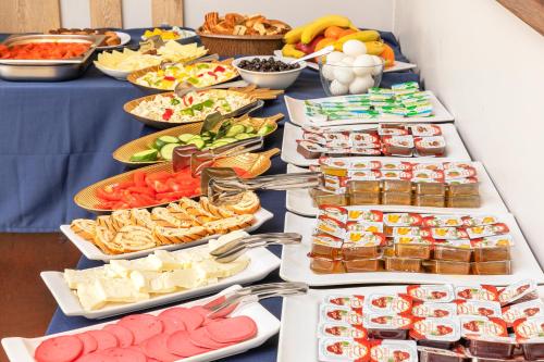 un buffet de nourriture sur une table bleue dans l'établissement Vefa Hotel&Suites, à Istanbul