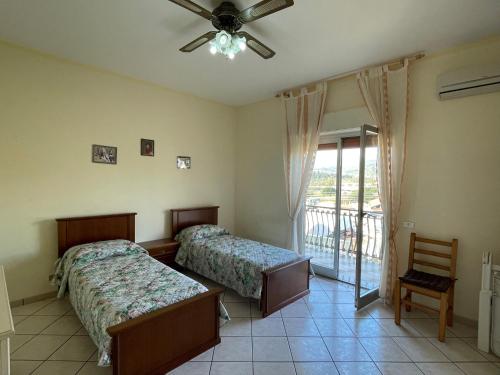 Cet appartement comprend une chambre avec deux lits et un balcon. dans l'établissement Pipa’s SunTrap, à Taormine