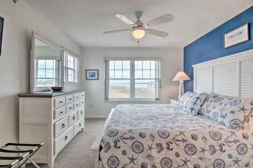 欧申维尤Ocean View Resort Condo with Pool Access and Bay Views的带床和吊扇的卧室