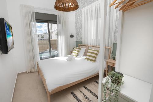 מיטה או מיטות בחדר ב-Sunset - Achziv Beach Apartment - סנסט חוף אכזיב