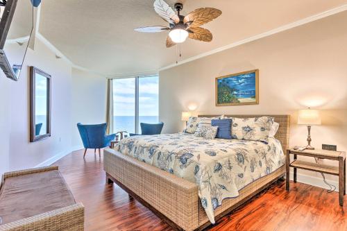 Schlafzimmer mit einem Bett und einem Deckenventilator in der Unterkunft Spacious Biloxi Getaway with Pools and Beach Access! in Biloxi