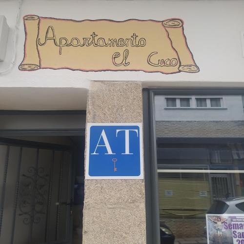 un letrero para un edificio de apartamentos con un letrero en Apartamento el cuco, en Aldeanueva de la Vera