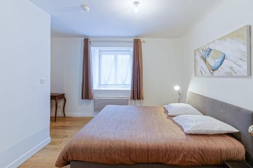 1 dormitorio con cama y ventana en Dogon Reef Biarritz - Plages - Halles - Hypercentre en Biarritz