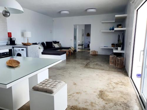 uma sala de estar com uma cozinha e uma sala de estar com uma mesa em Apartamento con vistas al oceano em Tías