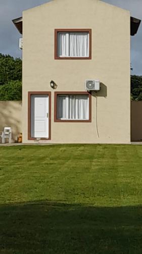 a house with a speaker in a yard at Cabañas amaia in Tandil