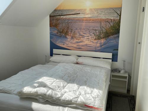 Schlafzimmer mit einem Bett mit Wandgemälde in der Unterkunft Gleich hinterm Deich 4 in Friedrichskoog
