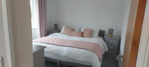 En eller flere senge i et værelse på Westbourne by the sea, Benllech, Anglesey.