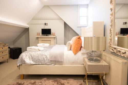 a bedroom with a bed and a mirror at Vale House in Belvoir