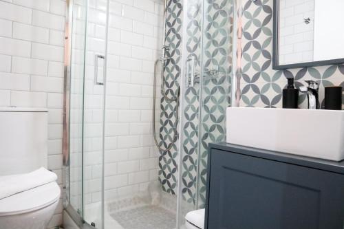 W łazience znajduje się prysznic, toaleta i umywalka. w obiekcie Samothrakis Michelangelo 301 w mieście Samotraka