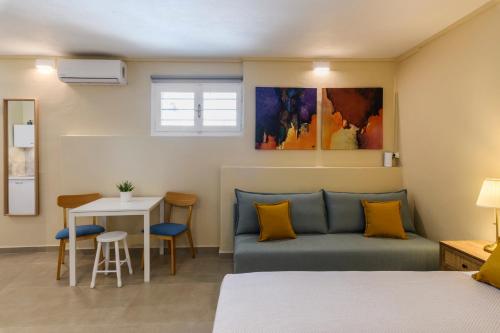 una camera con letto, tavolo e tavolo di Blueisla ALPHA Studio Town Mykonos a Mykonos Città