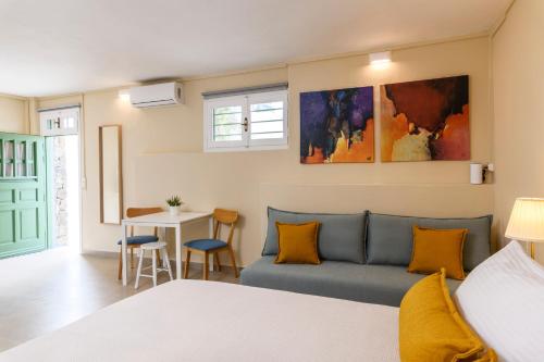 una camera con letto, divano e tavolo di Blueisla ALPHA Studio Town Mykonos a Mykonos Città