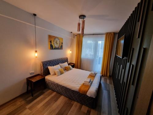 um pequeno quarto com uma cama e uma janela em Luxury Apartments em Bacau