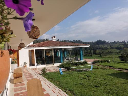 a villa with a view of a house at Lujosa Casa Quinta en Naturaleza Andina in Iza