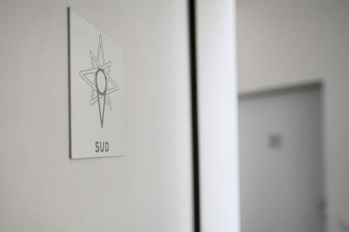 una foto de una estrella colgando de una pared en Via Del Faro Apartments, en Torre Canne