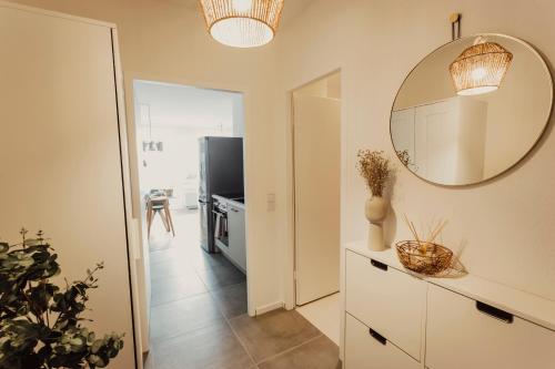 een woonkamer met een spiegel en een televisie bij Stilvolles Apartment in ruhiger Lage in Leipzig