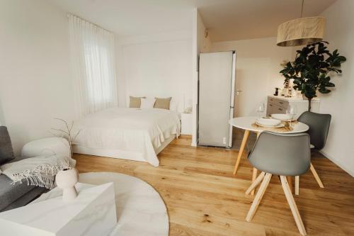 ein Schlafzimmer mit einem Bett, einem Tisch und einem Stuhl in der Unterkunft Stilvolles Apartment in ruhiger Lage in Leipzig